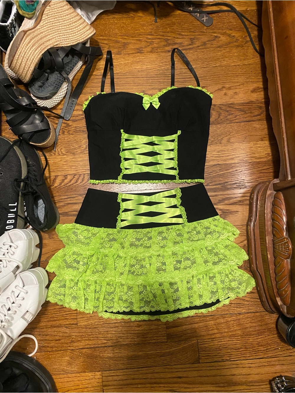 The grave girls set